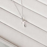 Colar pingente cruz com zircônias ônix