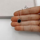 Colar pingente círculo ônix resina