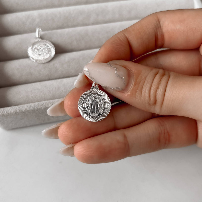 Pingente medalha São Bento desenhada