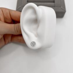 Brinco zircônia redonda embutida cristal