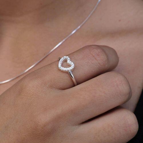 Anel coração vazado com zircônias